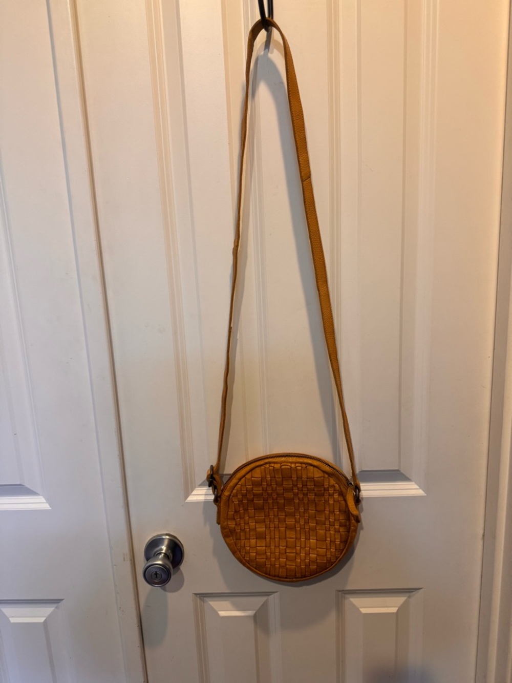 Vilencia Woven Leather  Round Crossbody Bag - Picture 2 of 16